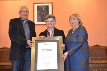 17 homenaje a la hermana pilar adell pilar adell recibe el cuadro