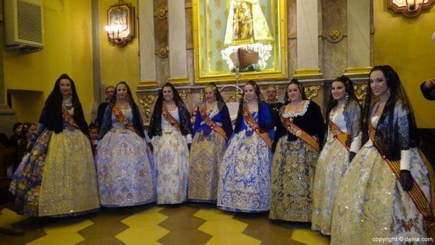 Las falleras mayores ofrendaron sus ramos a la Mare de Déu dels Desemparats 21 23 ofrenda de flores fallas denia 2016 corte de honor de marina margalejo