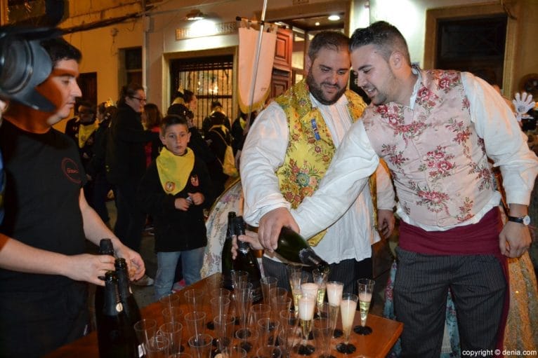 Premios fallas Dénia 2016 - Falleros del Oeste celebrando el primer premio
