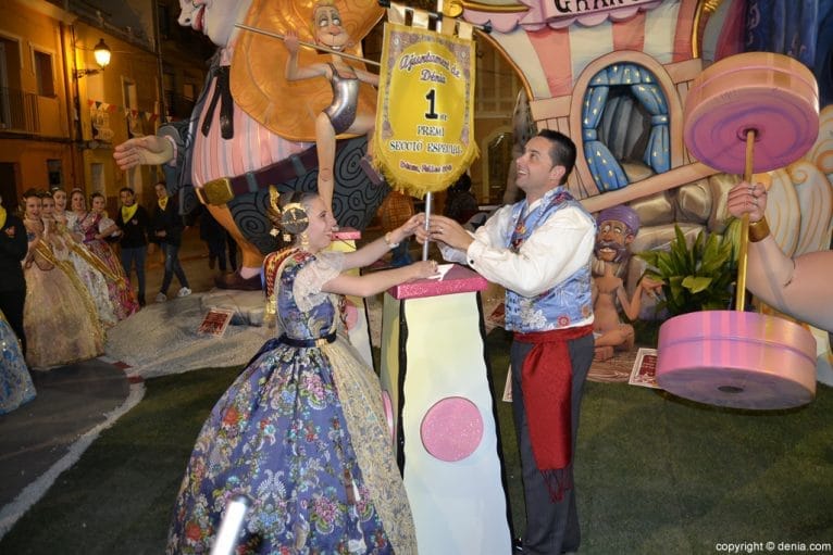 Premios fallas Dénia 2016 - Colocando el banderín