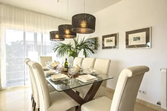 Disfruta de unas vistas maravillosas gracias a este chalet de veraneo en Quality Rent a Villa 6 Comedor casa Quality Rent
