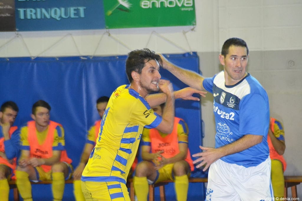 Cuarta victoria consecutiva del Dénia Futsal al vencer al Navalmoral FS por 4 a 1 2 David Jaén luchando por la posición