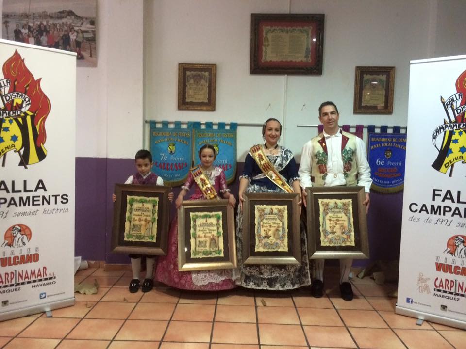 Entrega de pergaminos a los cargos