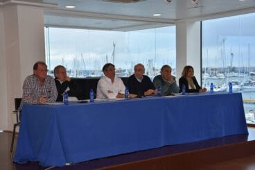 Jaime Portolés con su junta directiva