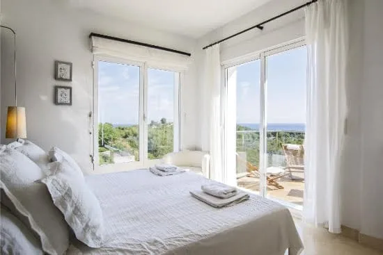 Disfruta de unas vistas maravillosas gracias a este chalet de veraneo en Quality Rent a Villa 9 Vistas desde el dormitorio Casa Nova de Quality Rent