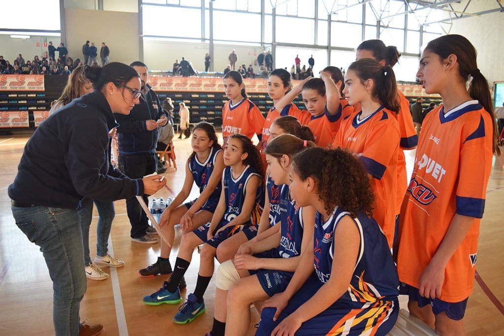 Buen papel de los dianenses Aitana Palacios y Alejandro Arcones en la selección Valenciana alevín 2 Aitana Palacio con Seleccion Femenina durante un tiempo muerto