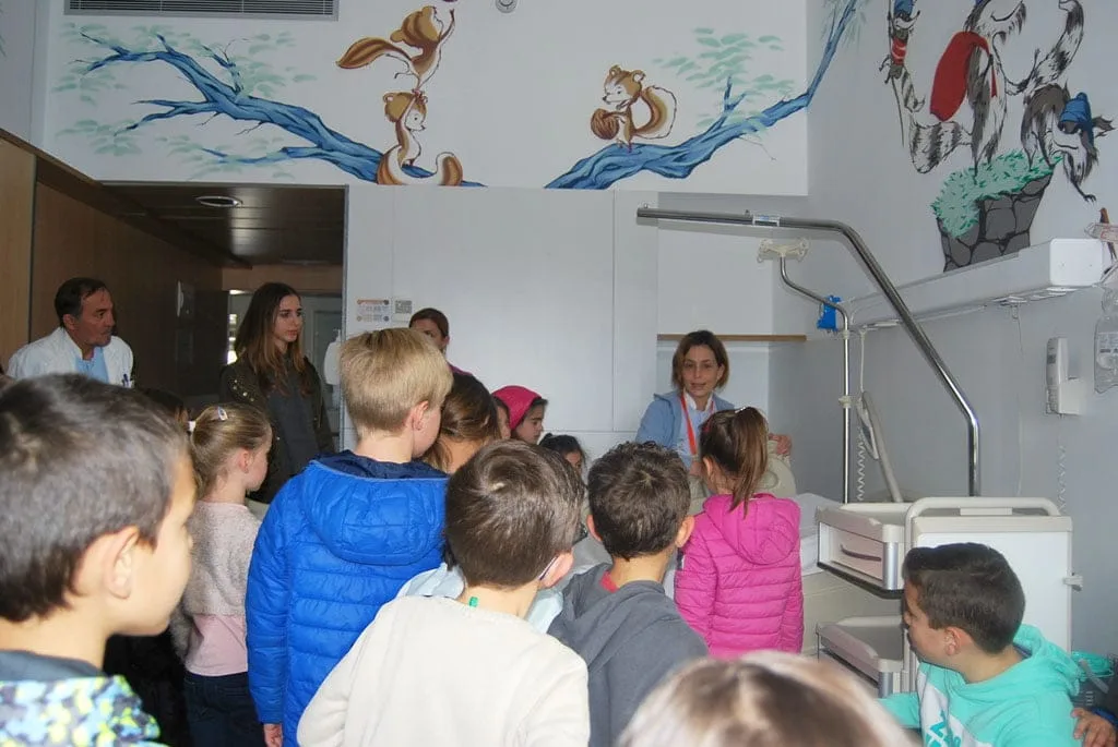 Alumnos de 2º y 3º de primaria de Alfa & Omega visitan el Hospital de Dénia 1 Alumnos de Alfa & Omega en el Hospital de Dénia