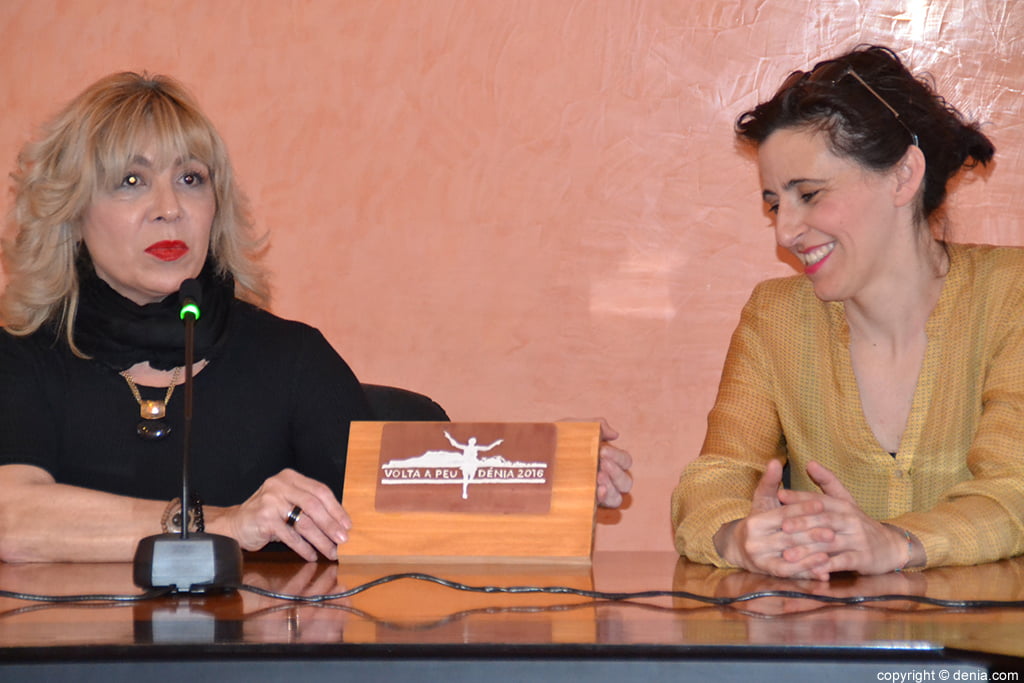 Ana Vadillo presidenta de Aprosdeco con el trofeo