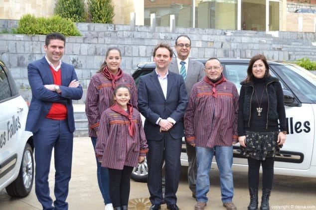 comercial moll entrega los coches a las falleras mayores de denia