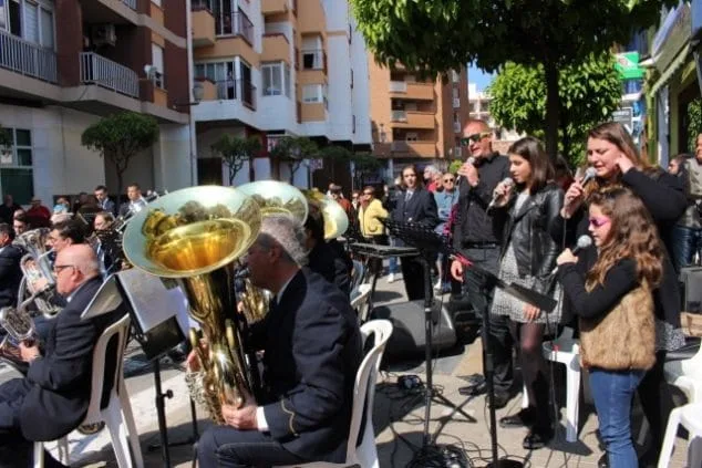 concierto 50 aniversario falla saladar interpretando la cancion