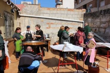 Concierto 50 aniversario Falla Saladar – preparando la comida