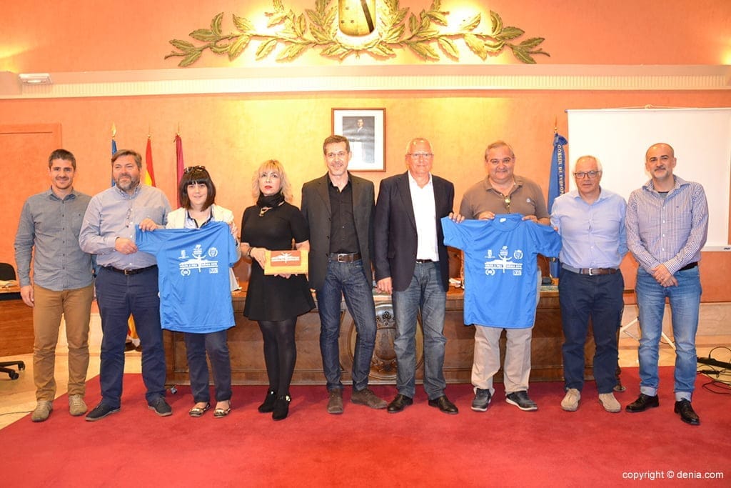 El alcalde junto a organizadores y sponsors de la Volta a Peu