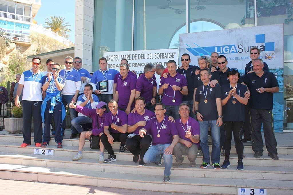 El CN Gandía deja a seis puntos al Club Rem Dénia en la clasificación de Veteranos 1 El Club Rem Dénia en el tercer puesto del podio en Benidorm
