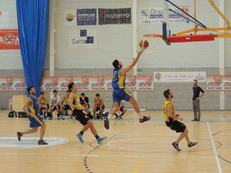 El choque Dénia Básquet- CB Albufereta es lo más destacado de la Agenda Deportiva 1 Entrada a canasta de Javier Gil