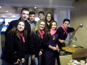 Jóvenes de la falla en el concurso de paellas