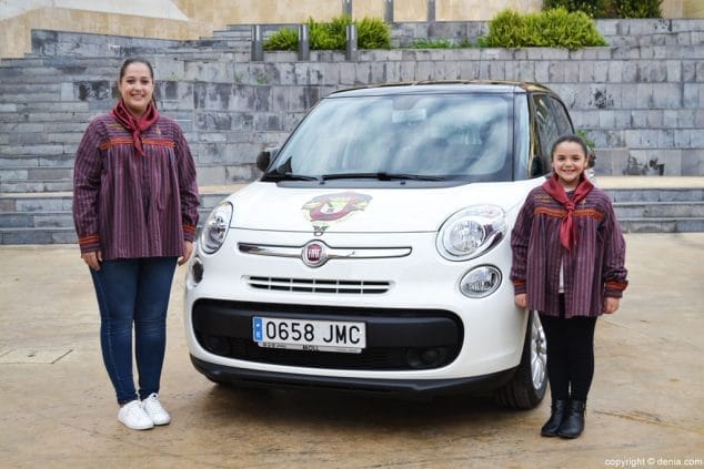 marina y alejandra con uno de los coches oficiales de las fallas 2016