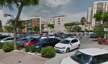 parking frente a la estacion de tren