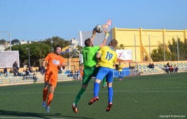 renzo busca un balon aereo