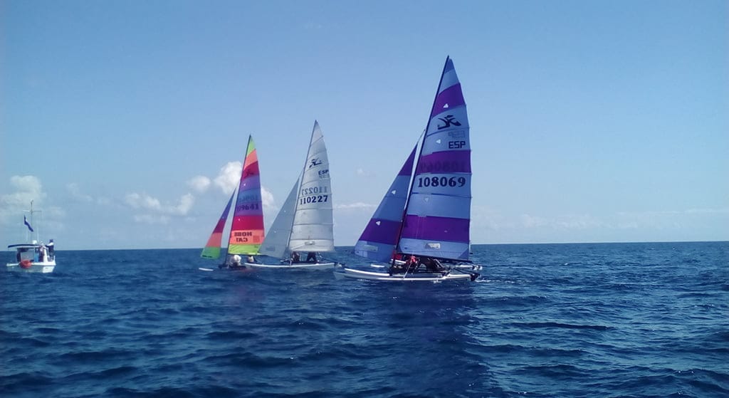 Rober y Maud Fijnheer en su catamarán