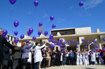 suelta de globos morados en el hospital de denia