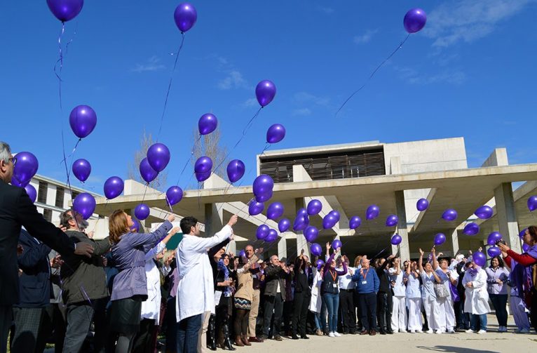 Release of purple balloons at the Hospital de Dénia
