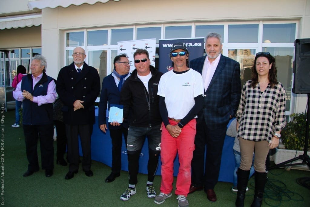 Tripulación del "Optimumm"  recogiendo su trofeo