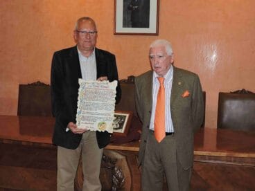 vicent grimalt y antonio gutierrez con el pergamino