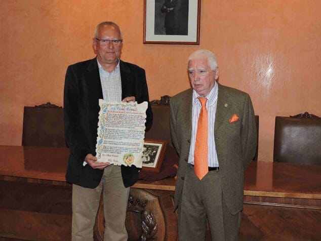 vicent grimalt y antonio gutierrez con el pergamino