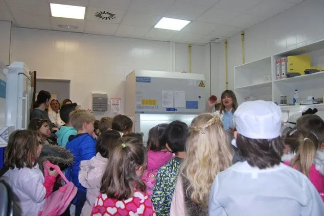 Alumnos de 2º y 3º de primaria de Alfa & Omega visitan el Hospital de Dénia 5 visita de los alumnos de alfa omega al hospital de denia