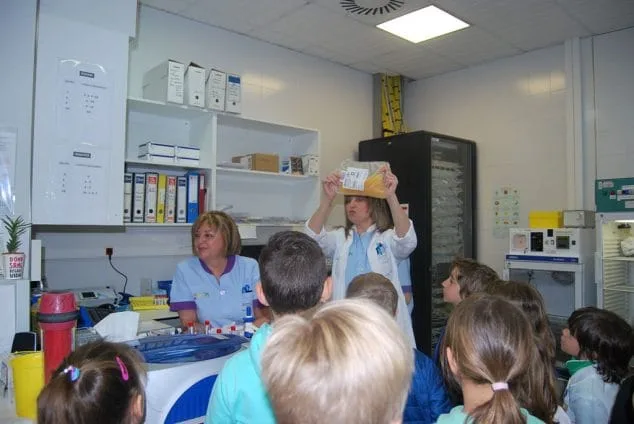 Alumnos de 2º y 3º de primaria de Alfa & Omega visitan el Hospital de Dénia 2 visita guiada al hospital de denia
