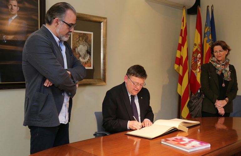 Ximo Puig firmando en el libro de honor de Pedreguer