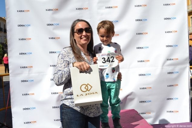 01 entrega de premios 3o marcha solidaria raquel paya ganadora la joia