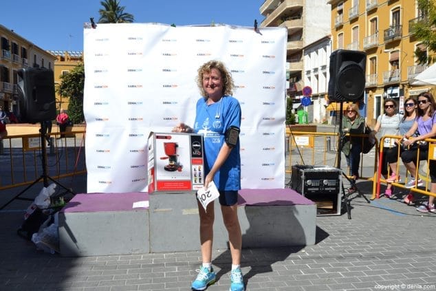 06 entrega de premios 3o marcha solidaria raquel paya ganadora electrodomesticos pineda