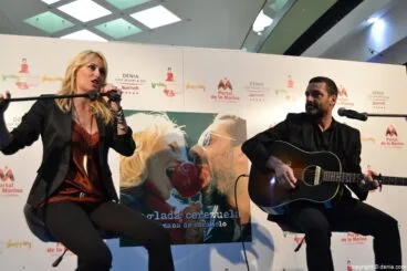 Spring Fashion Shopping Portal de la Marina – Presentación de Manzana de Caramelo