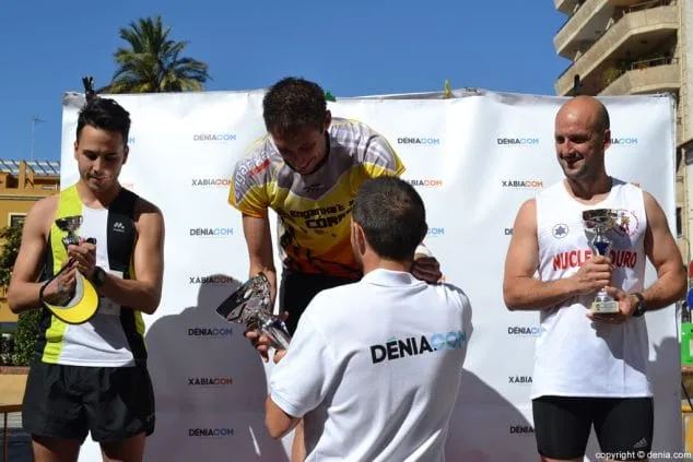 336 3a marcha solidaria a favor del cee raquel paya podium veteranos masculino