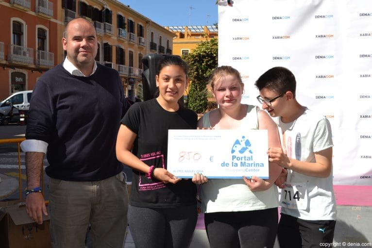 Entrega de premios 3º Marcha Solidaria Raquel Payà - Entrega del cheque de Portal de la Marina