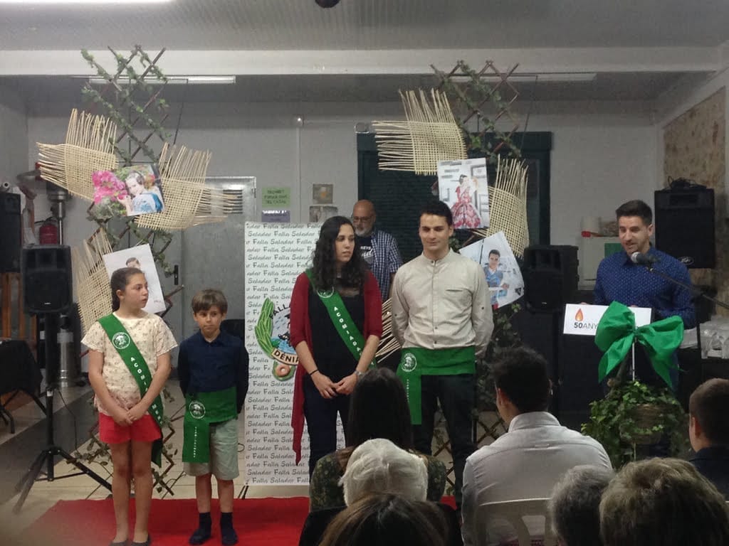 Acto de despedida de los cargos 2016 de la falla Saladar