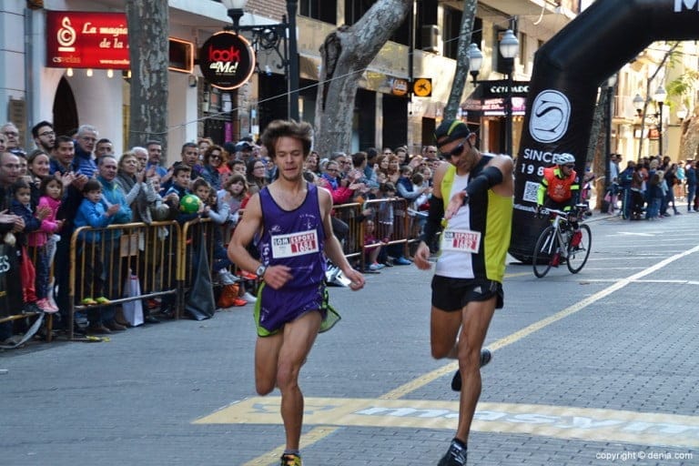 adri-cediendo-el-triunfo-a-kiket-rosello-768x512