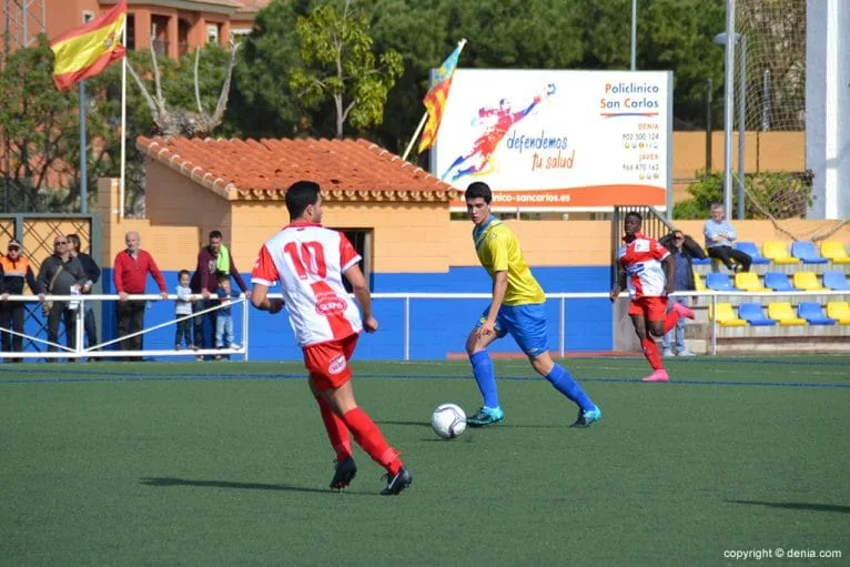 Alberto controlando el balón
