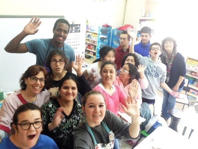 Alumnos del colegio Raquel Payà aprenden a hacer bombones en un taller de chocolate belga 5 alumnos del taller de bombones del raquel paya