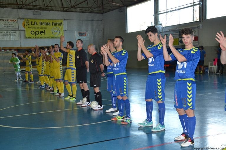 Ambos equipos saludando