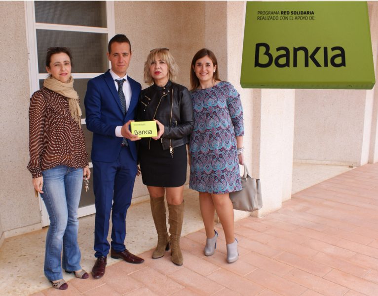 Bankia entrega un cheque a APROSDECO