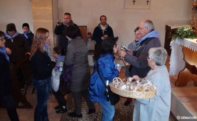 besando la imagen de santa paula