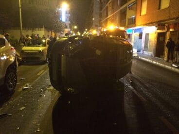 Coche volcado en la calle Patricio Ferrándiz