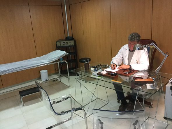 Dr. Vicente de los Reyes Navarro Carpio en su consulta del Instituto Clinico Galileo en Dénia