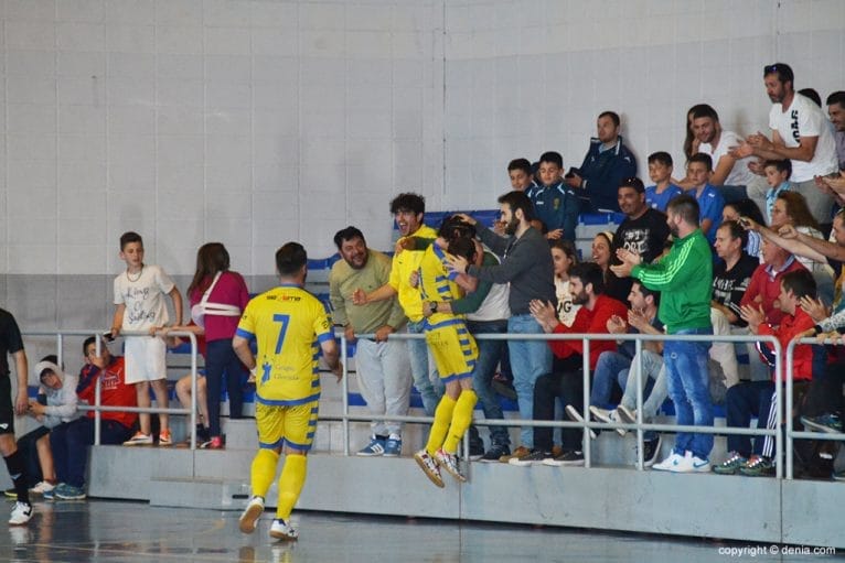 Edu Romany celebrando su gol con Blai en la grada