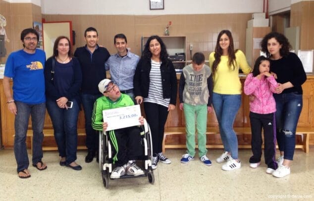 entrega del cheque al colegio raquel paya