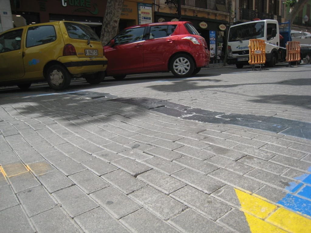 Estado del firme de la calle Marqués de Campo