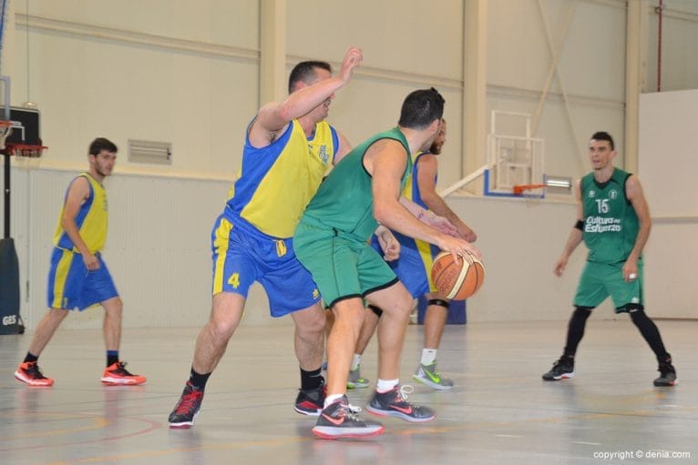 Estrechos marcajes en el partido