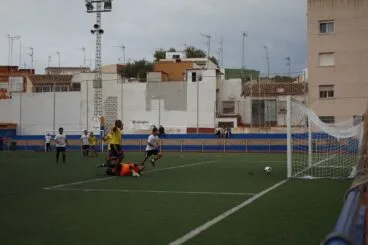 gol en uno de los partidos de la liga comarcal de futbol veteranos